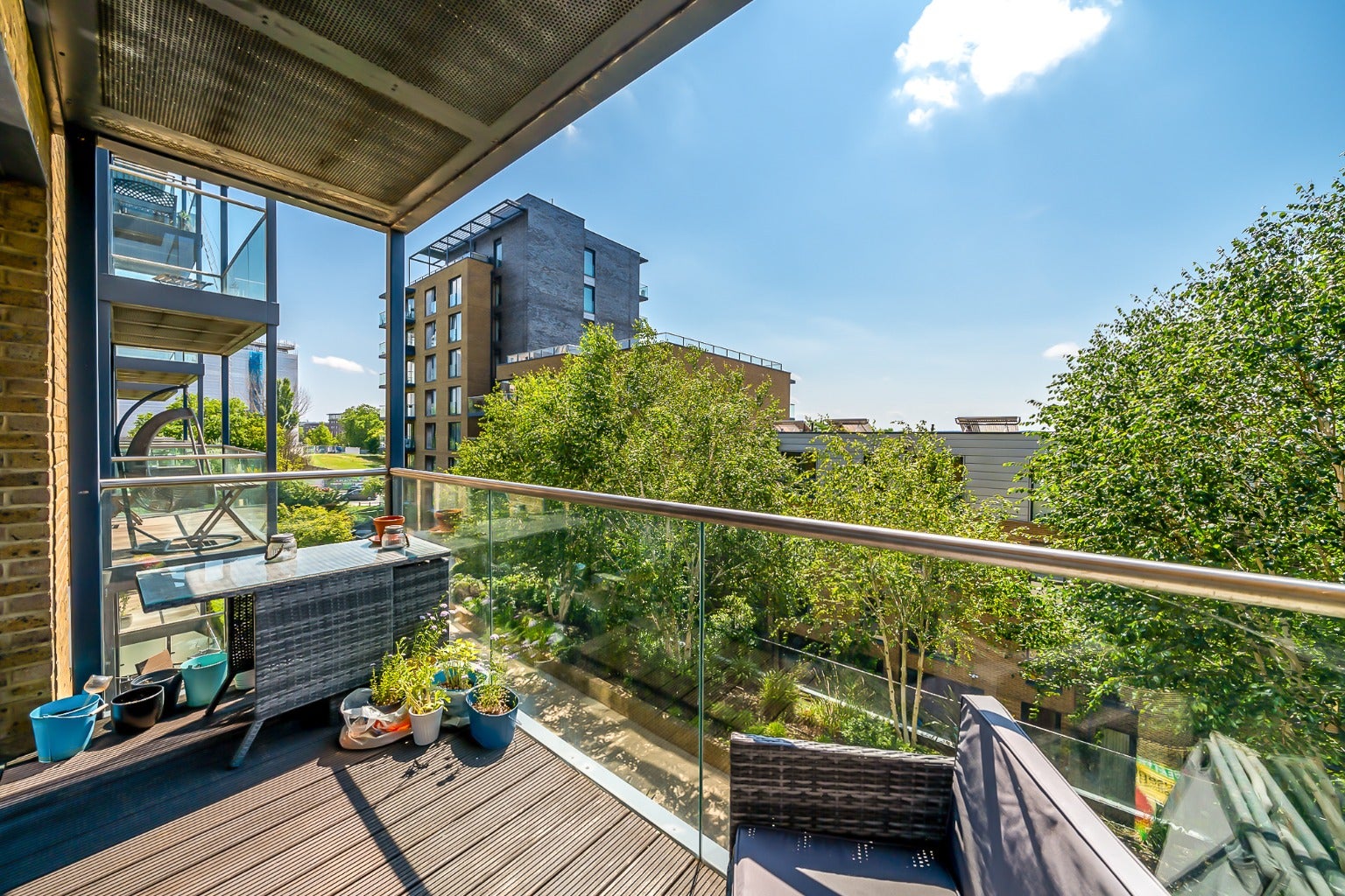 Flat Tizzard Grove in Greater London
