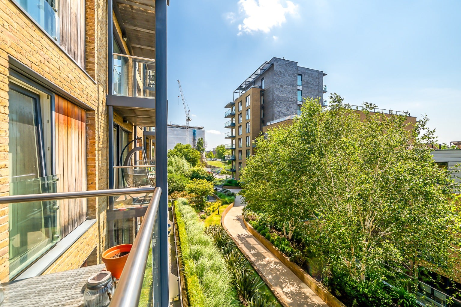 Flat Tizzard Grove in Greater London