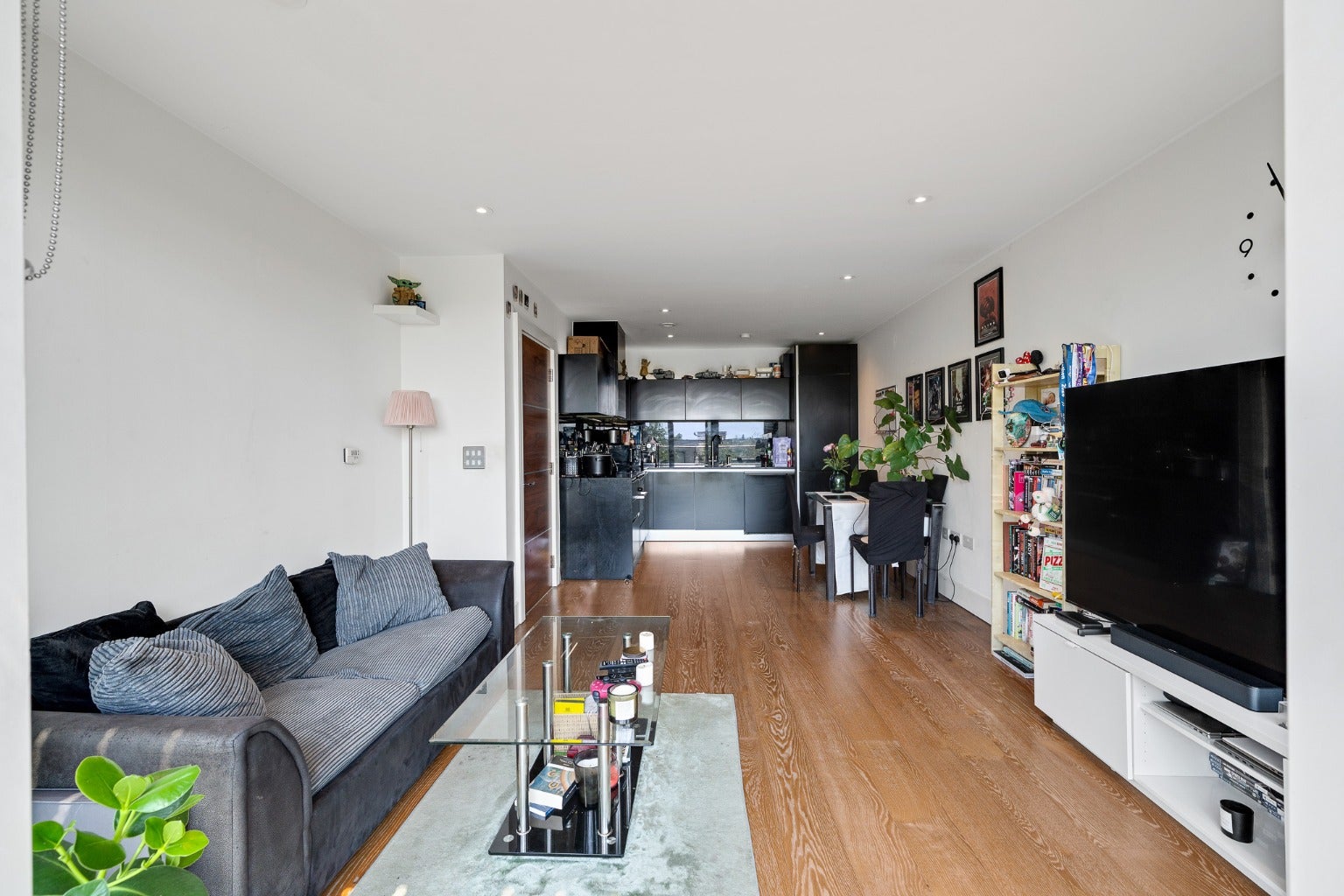 Flat Tizzard Grove in Greater London