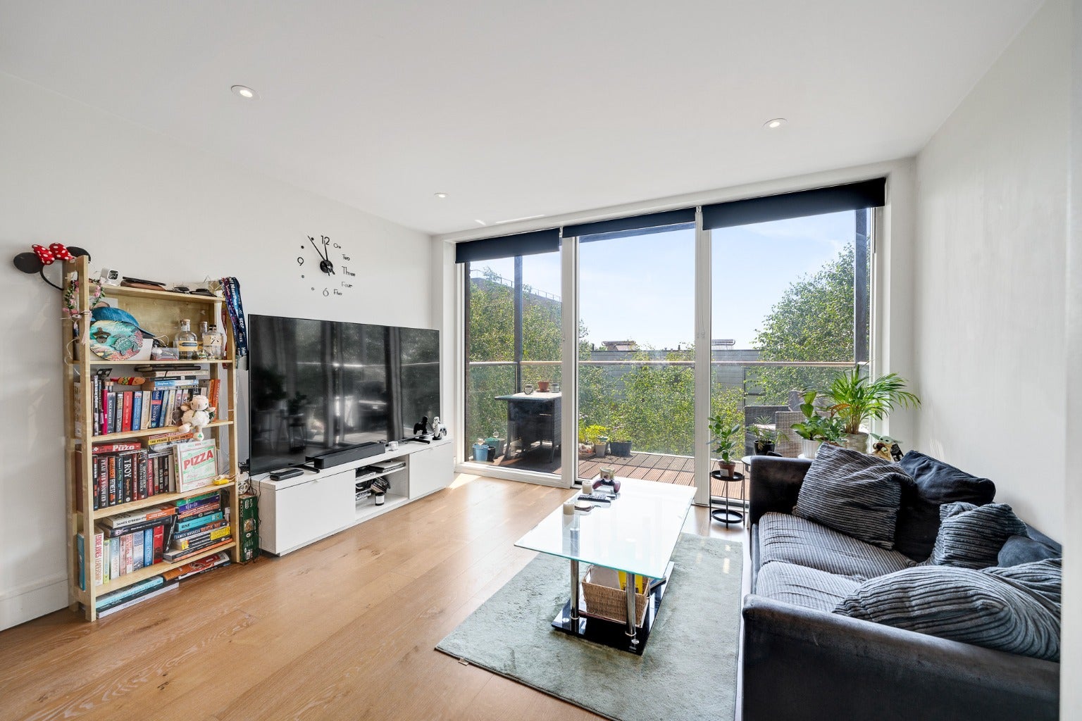 Flat Tizzard Grove in Greater London