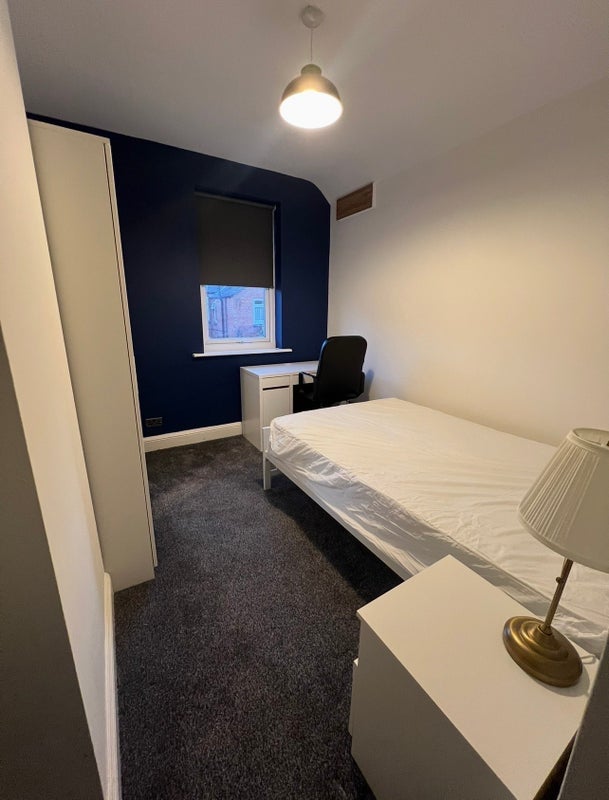 Room Evington Road in Leicester