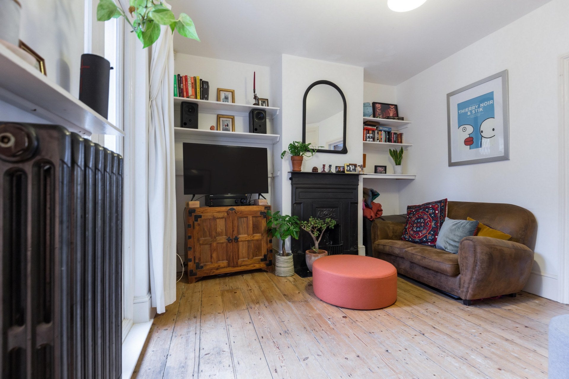 Flat Perch Street in Greater London