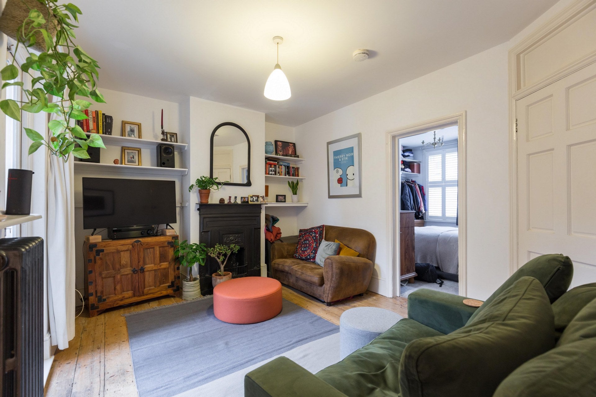 Flat Perch Street in Greater London