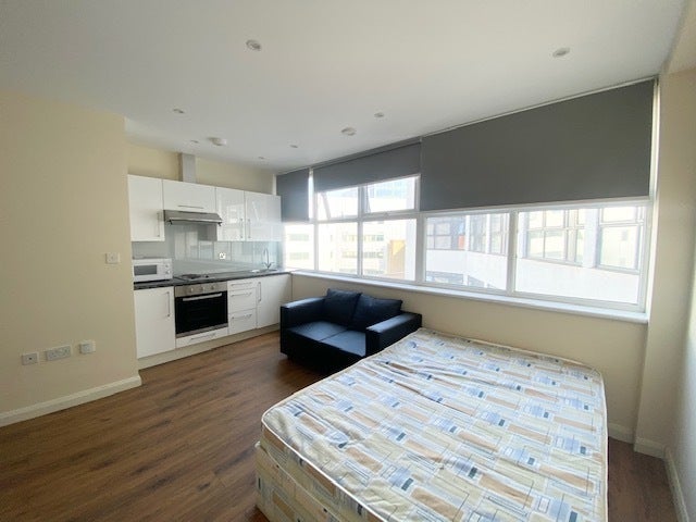 Flat Vaughan Way in Leicester