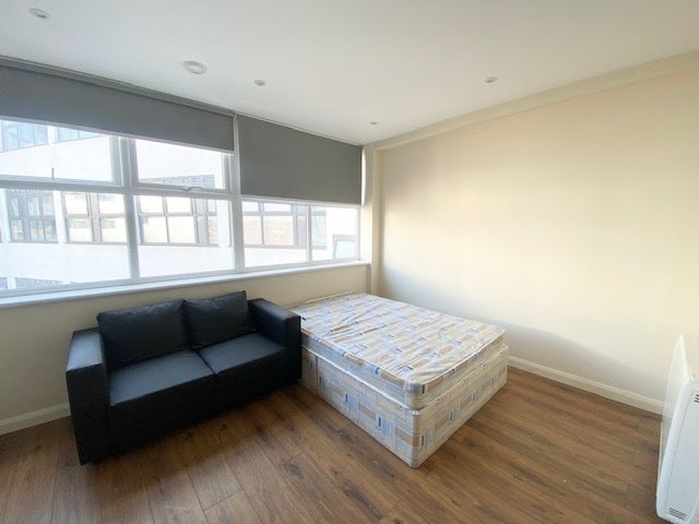 Flat Vaughan Way in Leicester