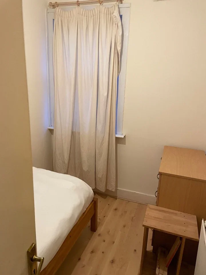 Room Brownlow Road in Greater London