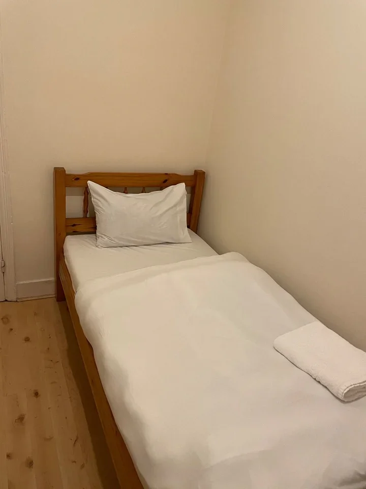 Room Brownlow Road in Greater London