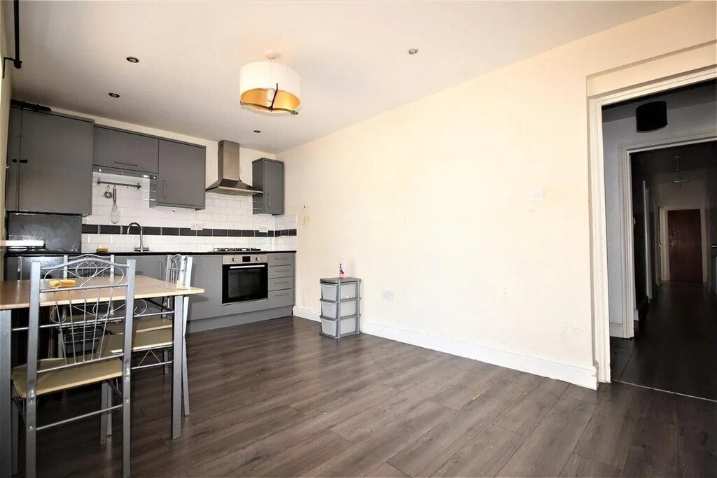 Room Raglan Road in Greater London