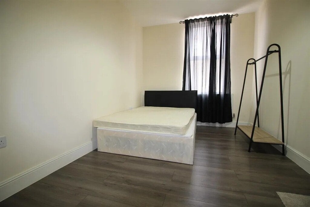 Room Raglan Road in Greater London