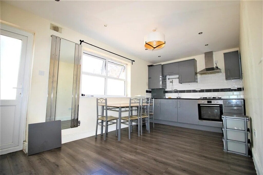 Room Raglan Road in Greater London