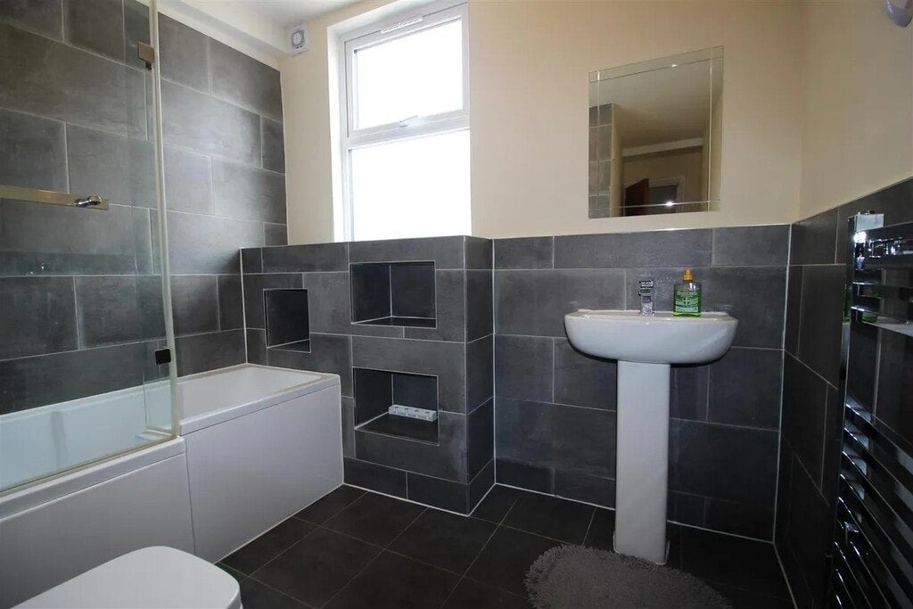 Room Raglan Road in Greater London