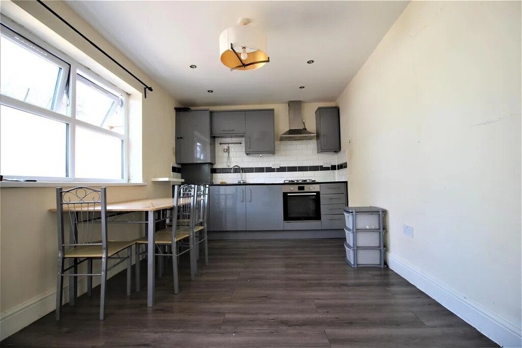Room Raglan Road in Greater London