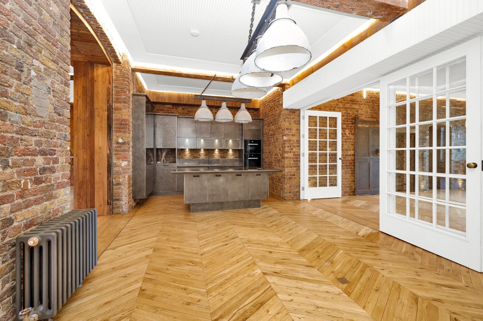 Flat Chalk Farm Road in Greater London