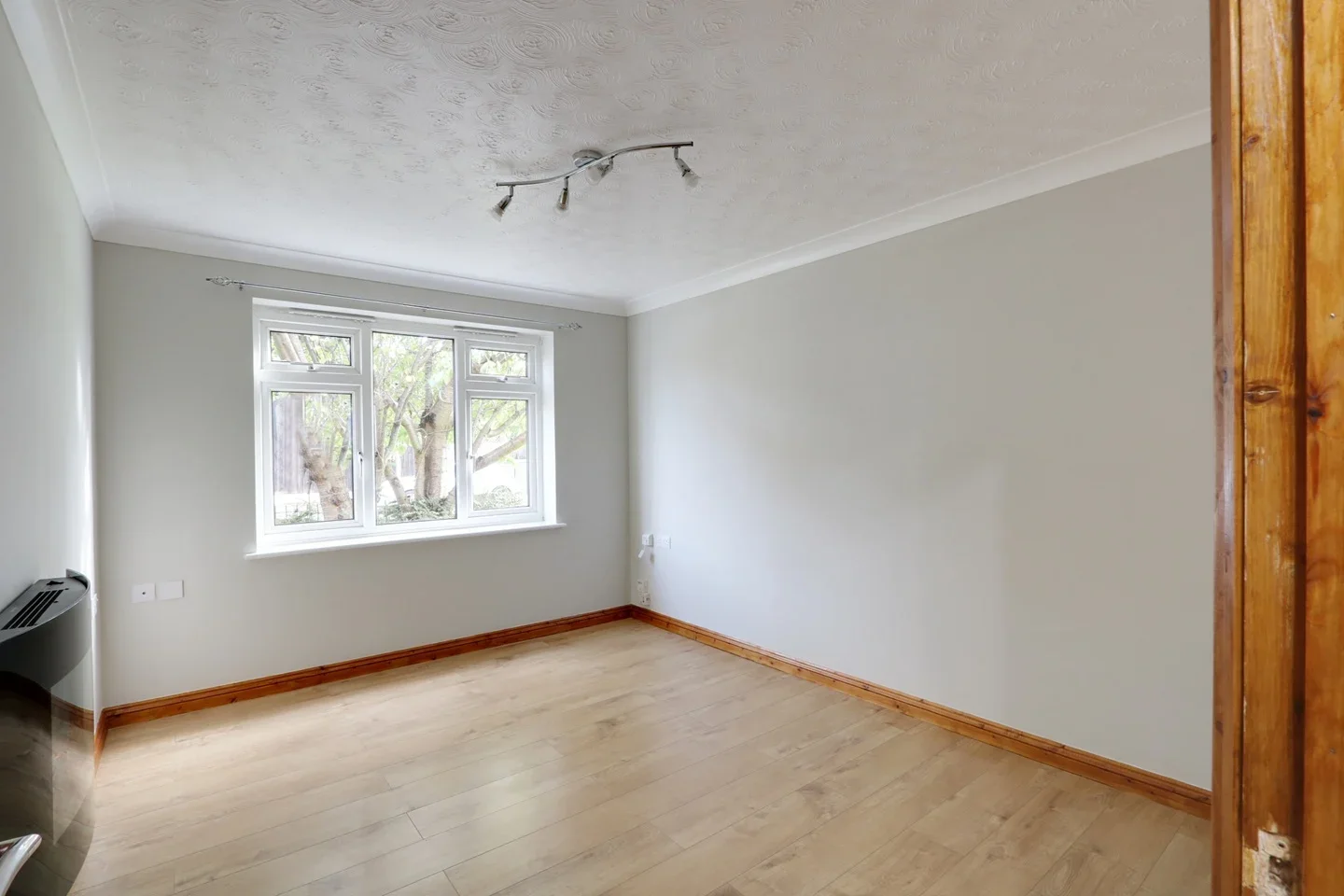 Flat Elsinor Avenue in Castle Point