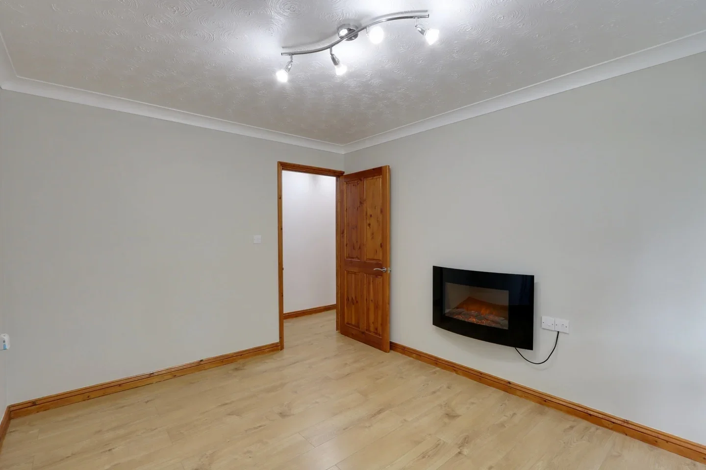 Flat Elsinor Avenue in Castle Point