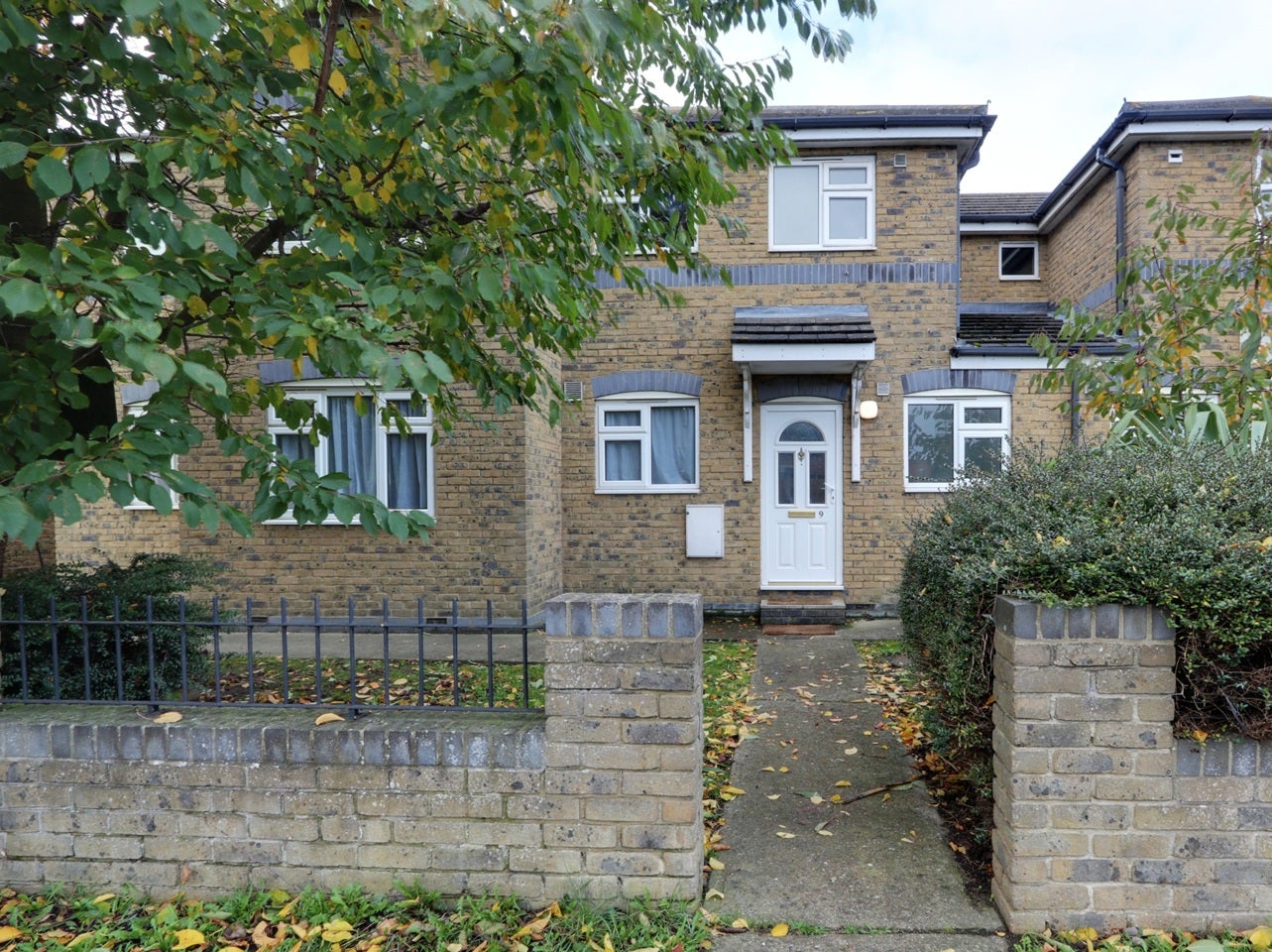 Flat Elsinor Avenue in Castle Point