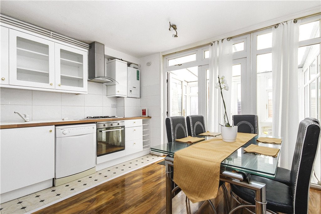 House Gale Close in Greater London