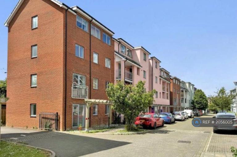 Flat Drummond Grove in Ashford