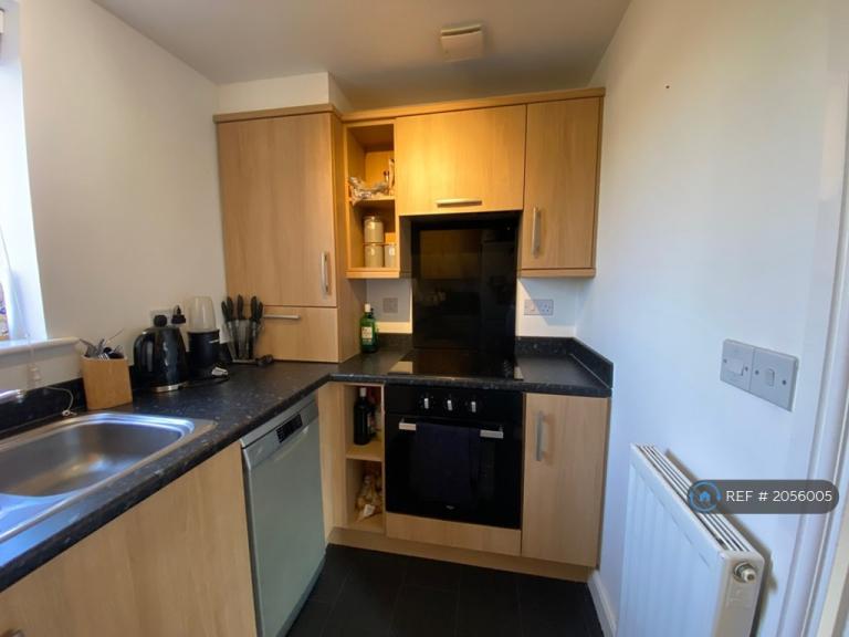 Flat Drummond Grove in Ashford