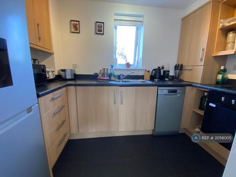 Flat Drummond Grove in Ashford