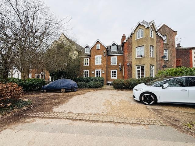Flat Upton Park in Slough
