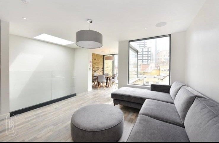 Room Holywell Row in Greater London