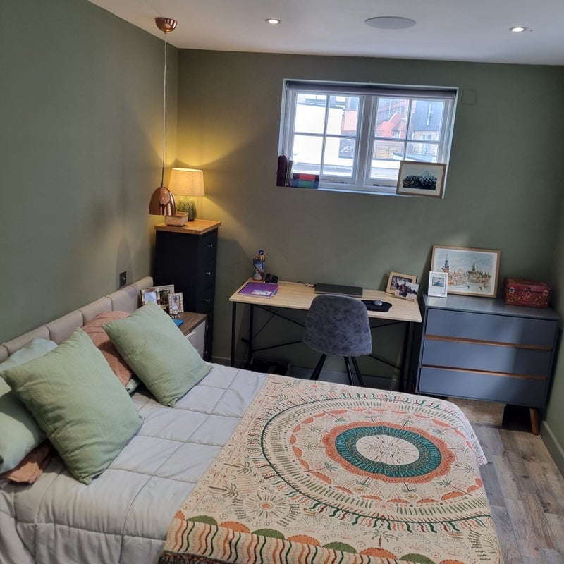 Room Holywell Row in Greater London