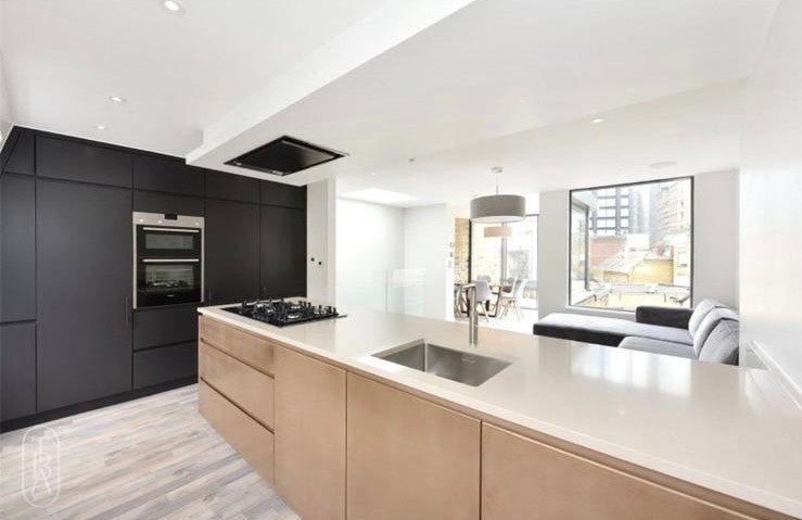 Room Holywell Row in Greater London