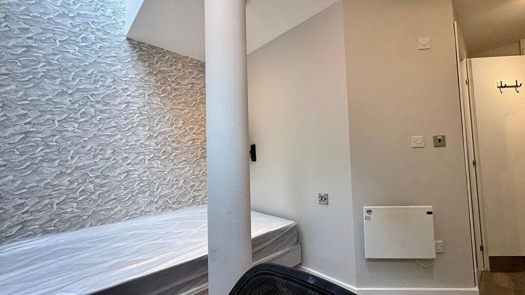 Room Gunnersbury Lane in Greater London