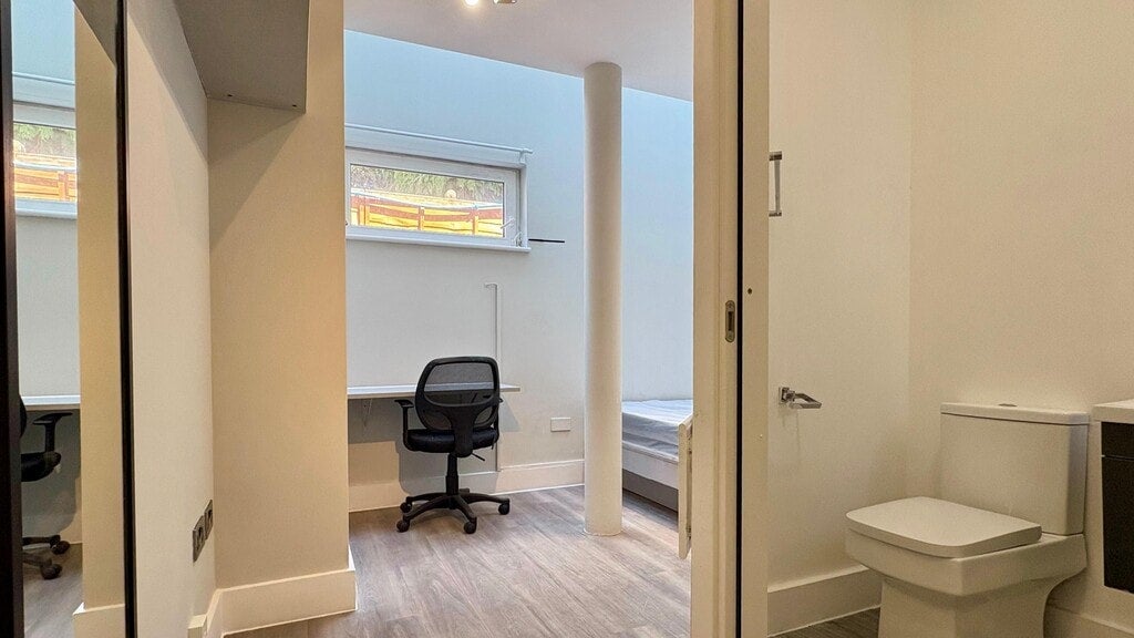 Room Gunnersbury Lane in Greater London