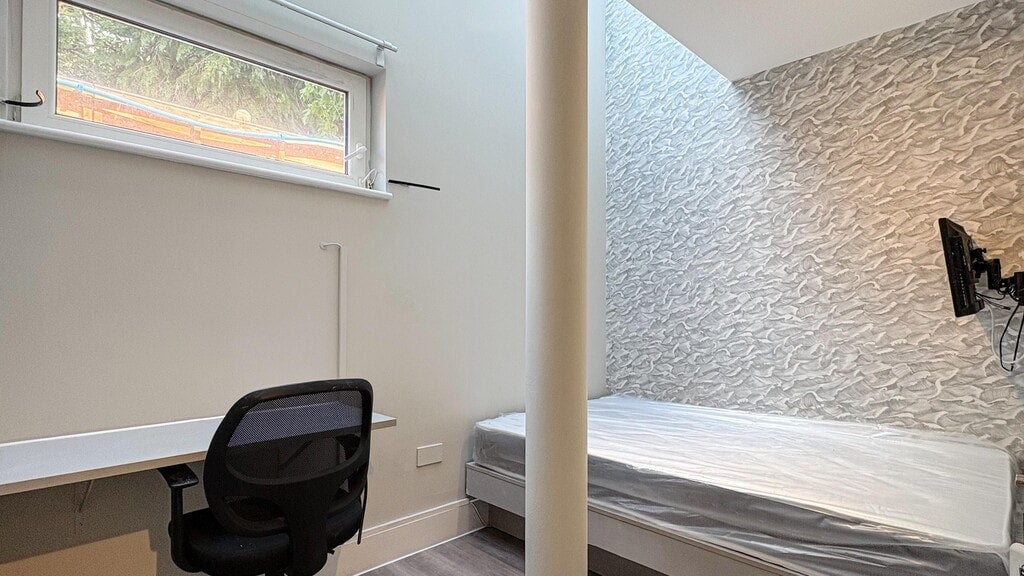 Room Gunnersbury Lane in Greater London