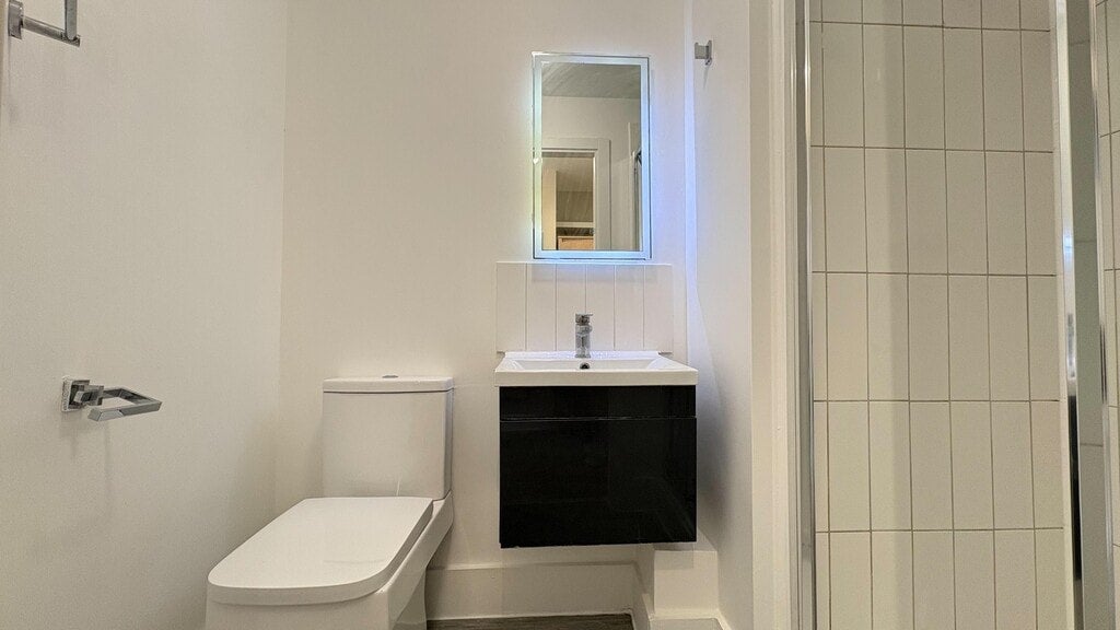 Room Gunnersbury Lane in Greater London
