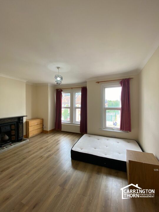 Flat Eastcombe Avenue in Greater London