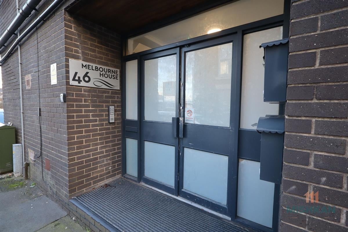 Flat Grosvenor Square in Tameside