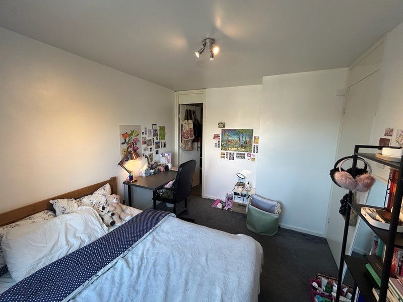 Flat Hawthorn Walk in City of Westminster