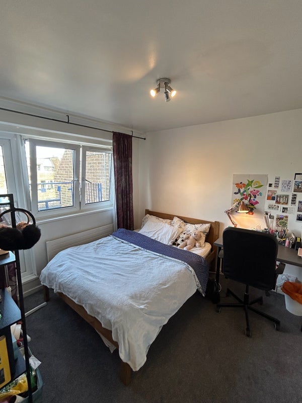 Flat Hawthorn Walk in City of Westminster
