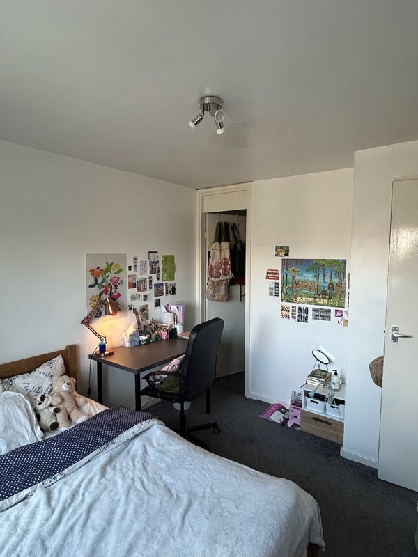 Flat Hawthorn Walk in City of Westminster