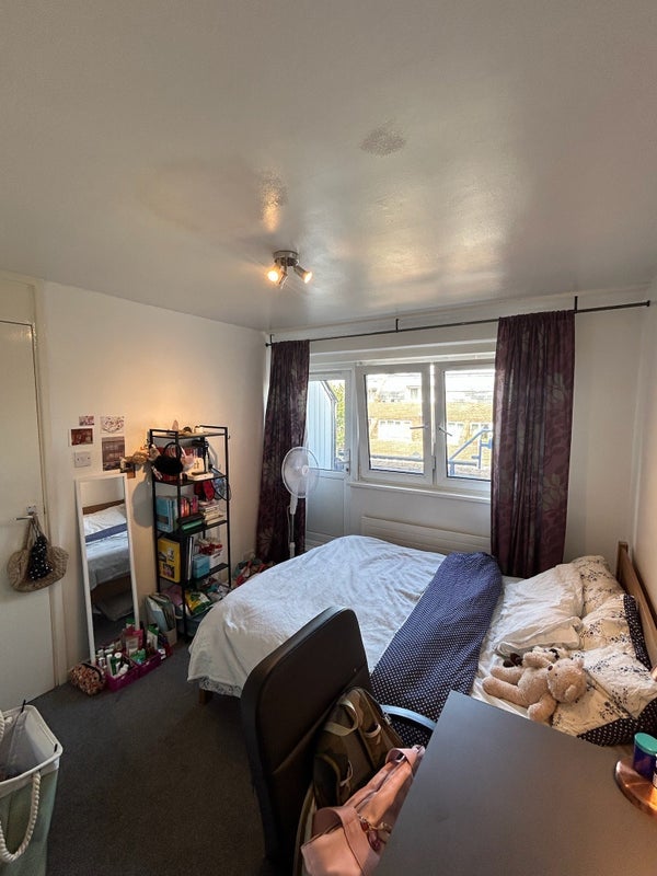 Flat Hawthorn Walk in City of Westminster