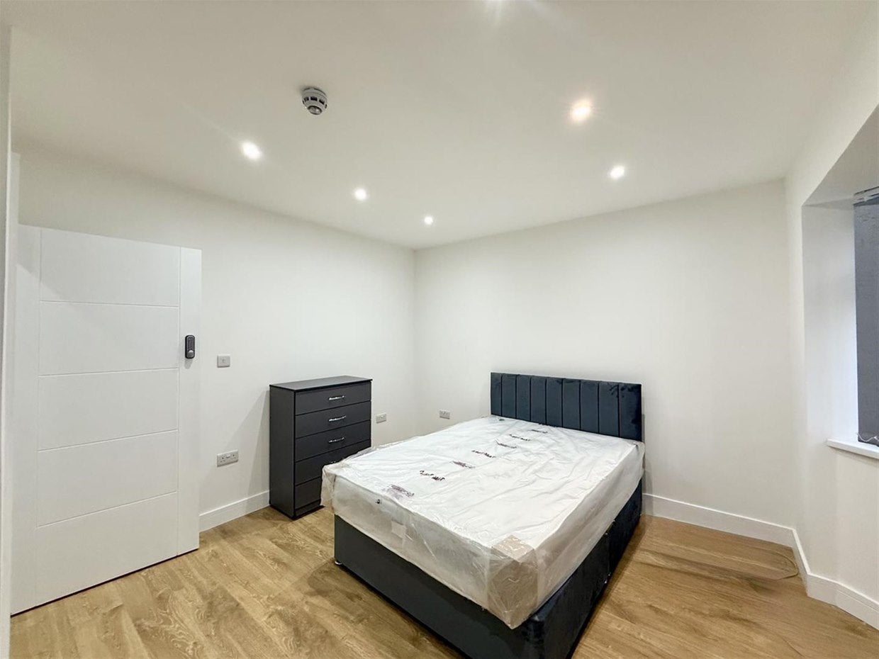 Room Somerset Road in Greater London