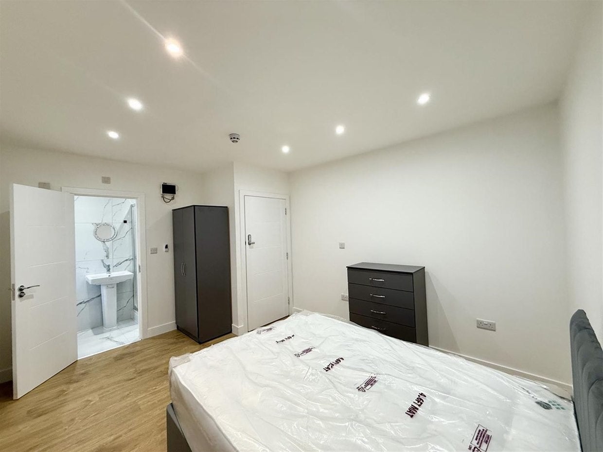 Room Somerset Road in Greater London