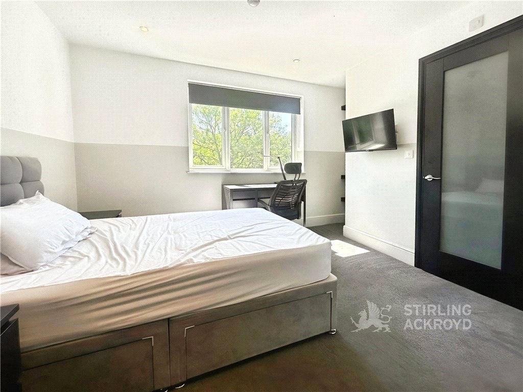 Room Weston Road in Guildford