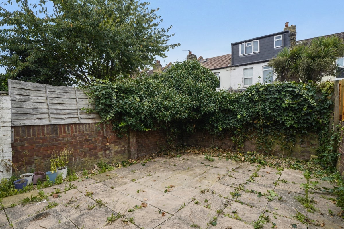 House Blackshaw Road in Greater London