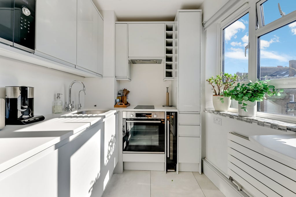 Flat Courtfield Gardens in Greater London