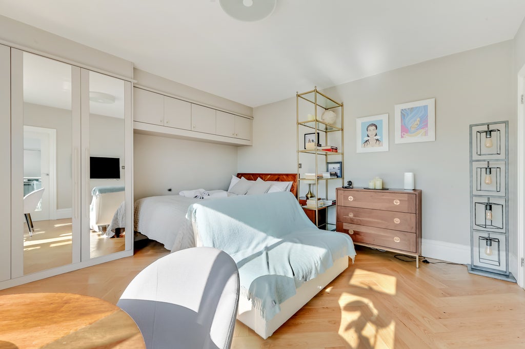 Flat Courtfield Gardens in Greater London