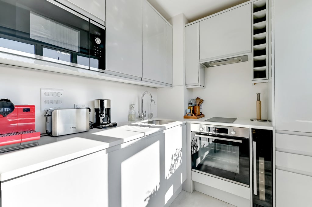 Flat Courtfield Gardens in Greater London