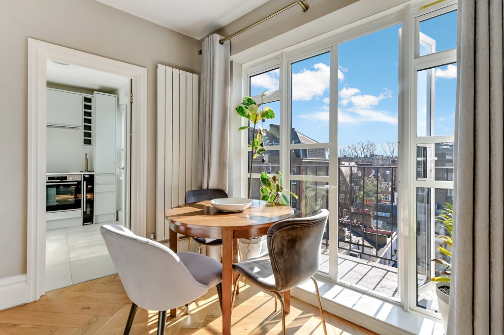 Flat Courtfield Gardens in Greater London