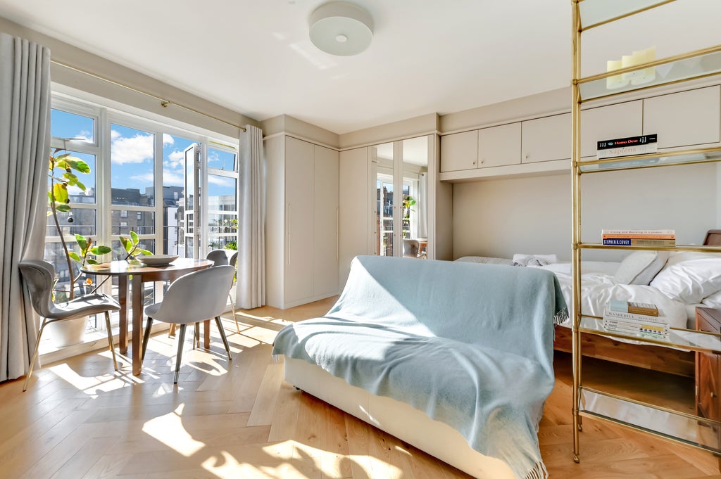 Flat Courtfield Gardens in Greater London