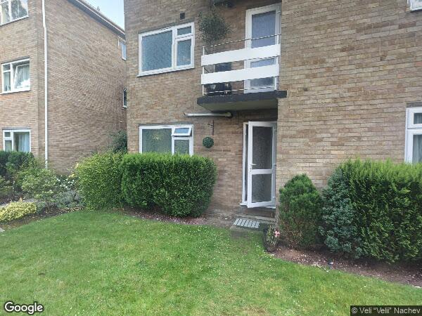 Flat Coniston Court in Elmbridge