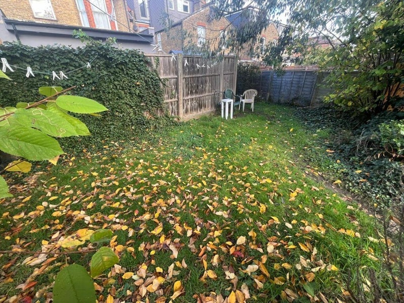 Room Elthorne Park Road in Greater London