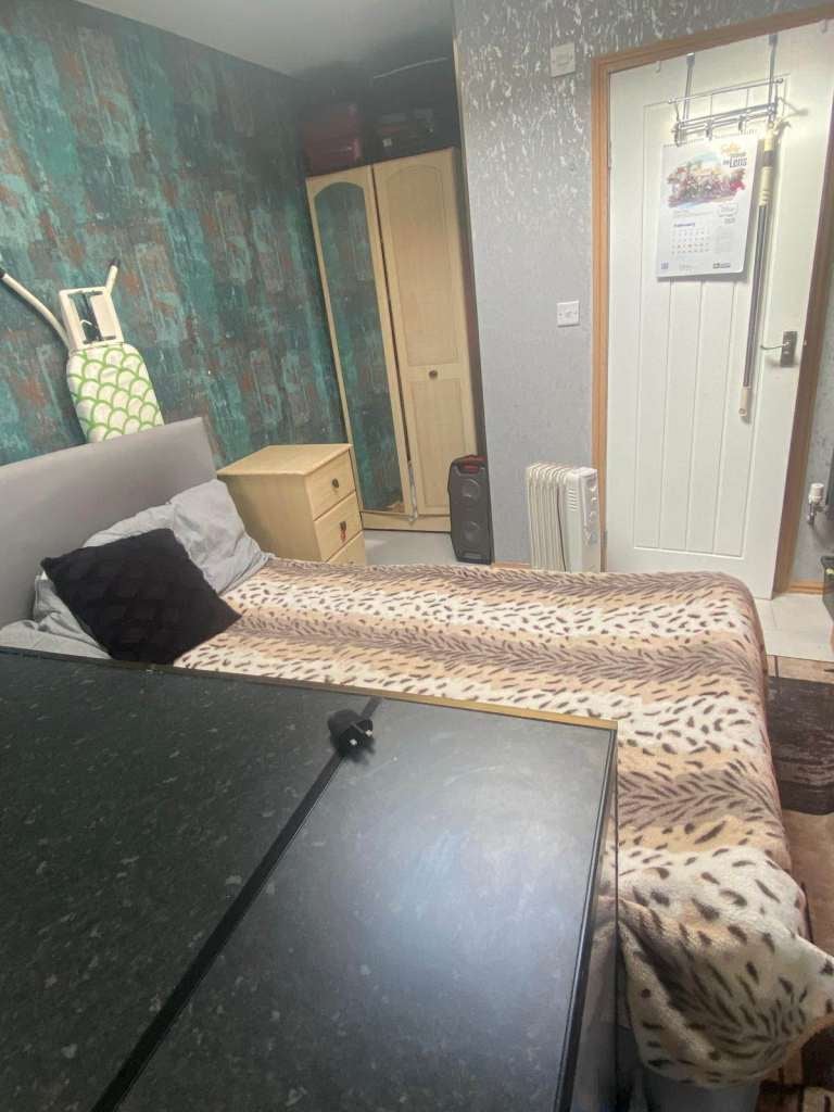 Flat Elmside in Greater London